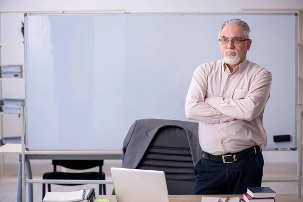 Alter männlicher Lehrer vor Whiteboard — Stockfoto