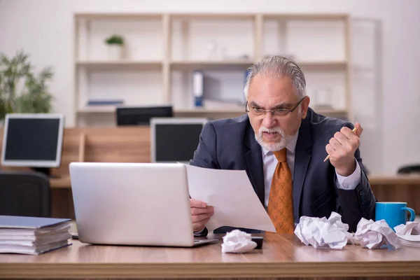 Alter männlicher Mitarbeiter im Papier-Recycling-Konzept — Stockfoto