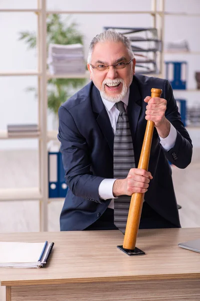 Gammal manlig anställd förstör mobiltelefon med basebollträ — Stockfoto