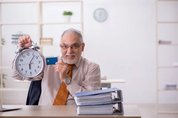 Oud mannelijk werknemer in time management concept — Stockfoto