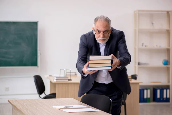 Viejo profesor delante de la pizarra — Foto de Stock