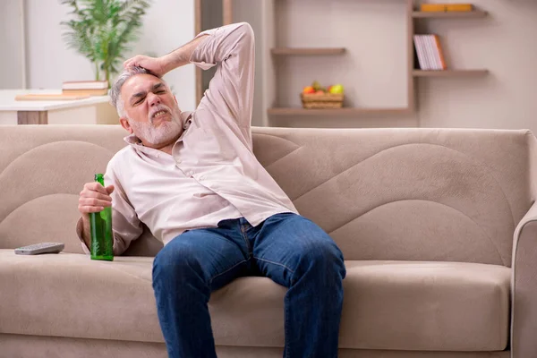 Viejo bebiendo alcohol en casa — Foto de Stock