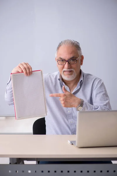 Velho professor masculino na frente do quadro branco — Fotografia de Stock