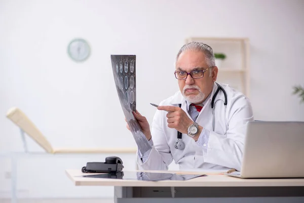 Лікар-радіолог, який працює в клініці — стокове фото