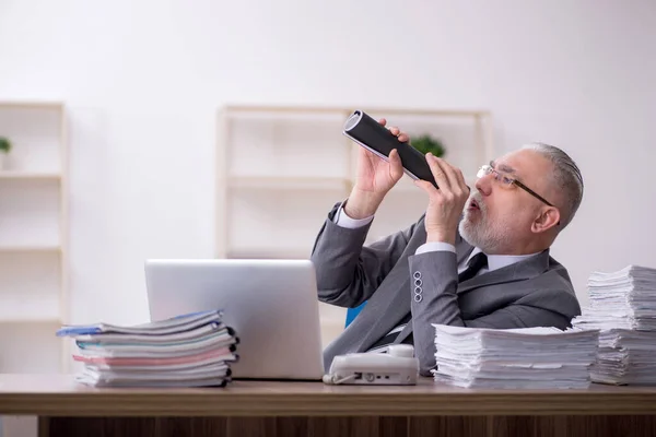 Alt männlich mitarbeiter working im die büro — Stockfoto