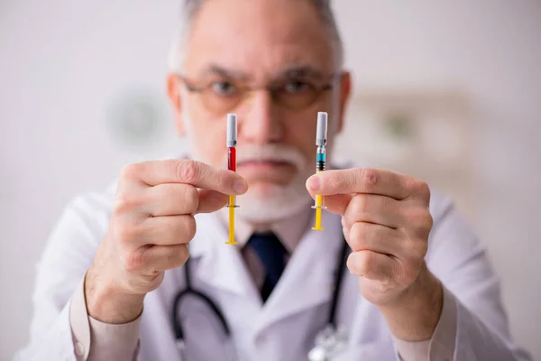 Velho médico do sexo masculino no conceito de vacinação — Fotografia de Stock