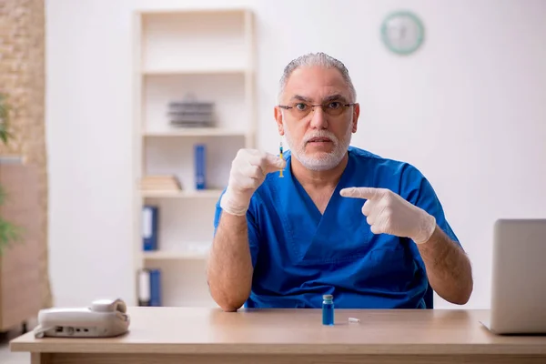 Aşı konseptinde yaşlı bir doktor. — Stok fotoğraf