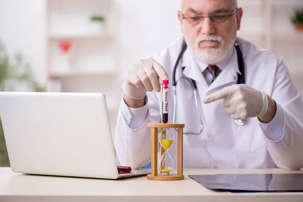 Viejo médico masculino en concepto de gestión del tiempo — Foto de Stock