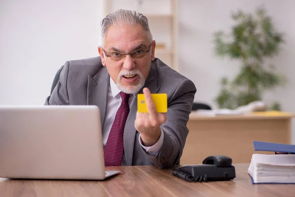 Old male employee in ecommerce concept — Stock Photo, Image