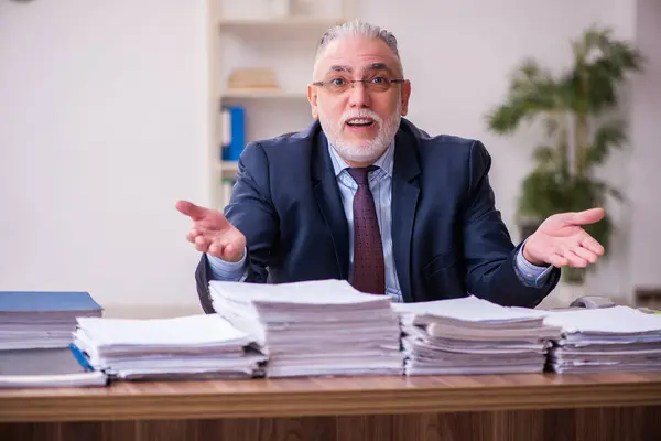 Vecchio impiegato uomo d'affari infelice con il lavoro eccessivo in ufficio — Foto Stock