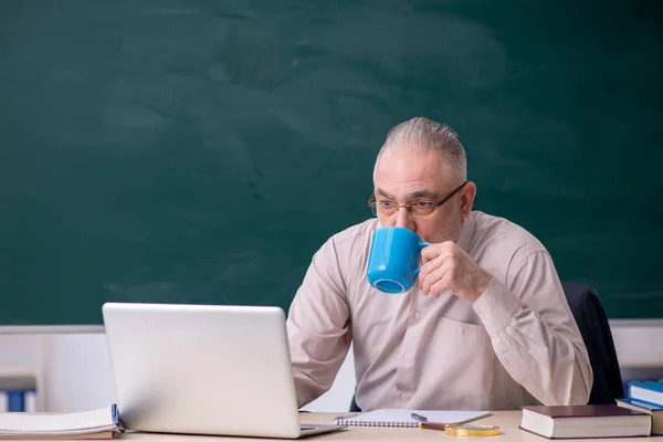 教室でコーヒーを飲む老人 — ストック写真