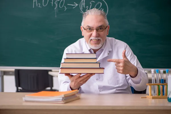Oude mannelijke scheikundige leraar in de klas — Stockfoto