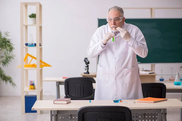 Velho professor de química masculino na sala de aula — Fotografia de Stock
