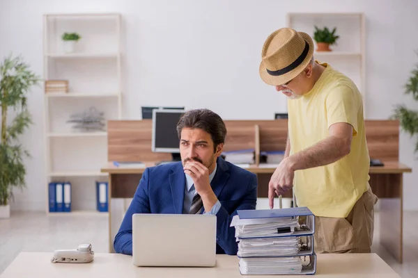 Vecchio capo e giovane dipendente maschile nel concetto di vacanza estiva — Foto Stock