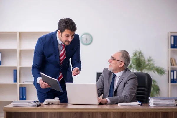Twee mannelijke werknemers die op kantoor werken — Stockfoto
