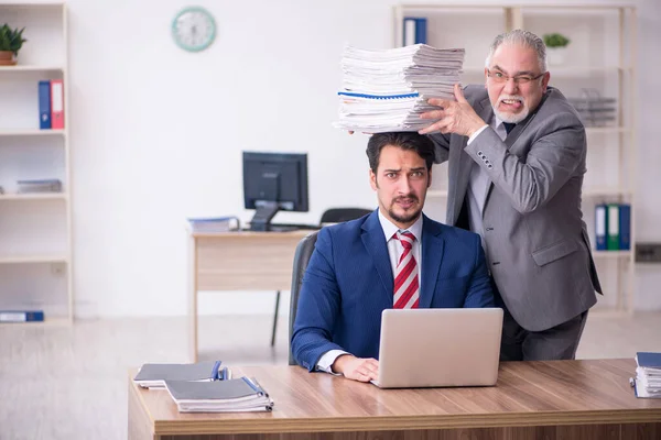 Dois empregados do sexo masculino e muito trabalho no escritório — Fotografia de Stock