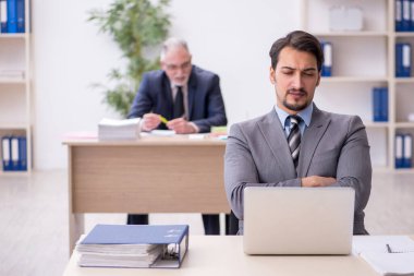 Ofiste çalışan iki erkek çalışan.