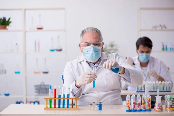 Dois químicos do sexo masculino no conceito de síntese de drogas no laboratório — Fotografia de Stock