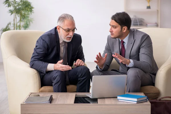 Twee zakenlieden discussiëren over een project op de werkplek — Stockfoto