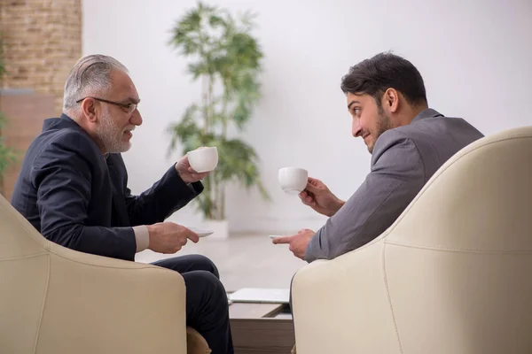 Twee zakenlieden discussiëren over een project op de werkplek — Stockfoto