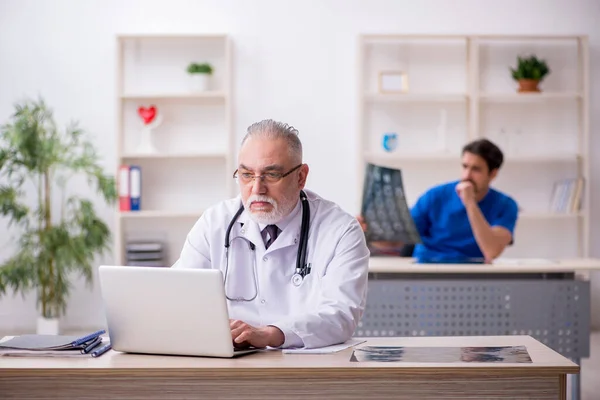 Dos médicos varones que trabajan en la clínica —  Fotos de Stock