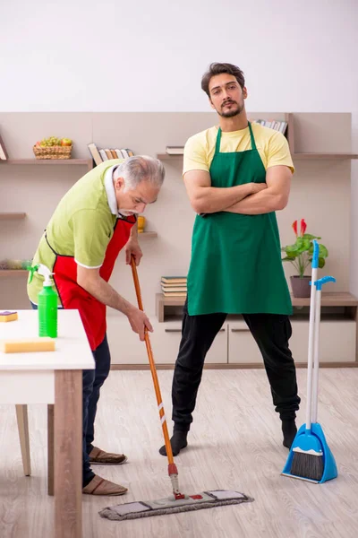 Dois empreiteiros homens a limpar a casa — Fotografia de Stock