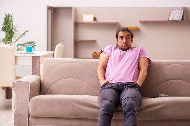 Genç adam salgın sırasında evde kalıyor.