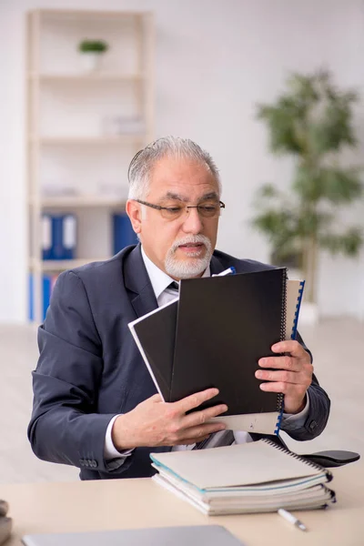 Alt männlich mitarbeiter working im die büro — Stockfoto