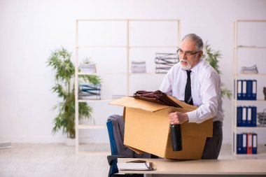 Eski alkol bağımlısı erkek çalışanın işten çıkarma kavramı