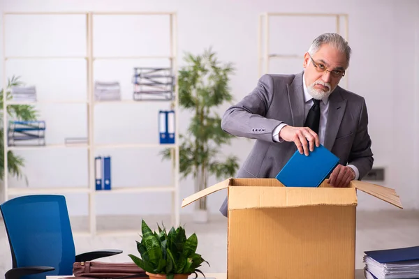 Viejo empleado masculino en concepto de despido — Foto de Stock