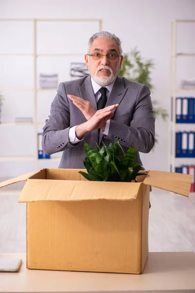 Alter männlicher Mitarbeiter im Kündigungskonzept — Stockfoto