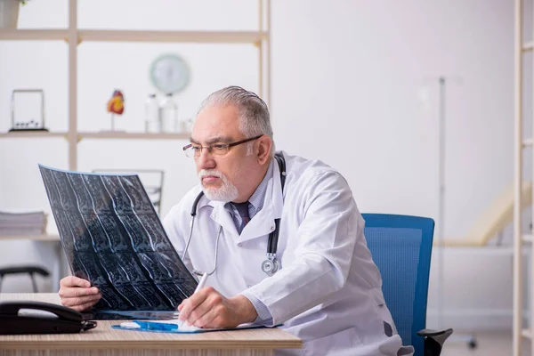 Viejo radiólogo médico que trabaja en la clínica —  Fotos de Stock