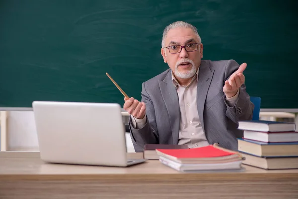 Alt männlich lehrer vor tafel — Stockfoto