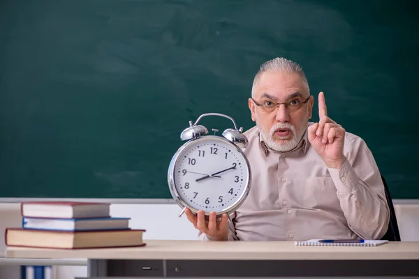 시간 관리 개념에 있어서 나이든 남성 교사 — 스톡 사진