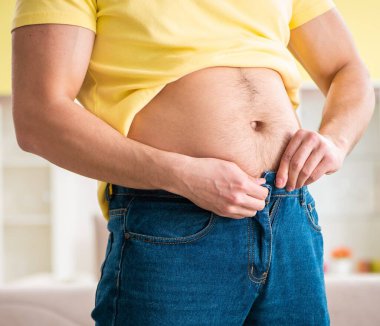 Diyet konseptinde genç şişman adam