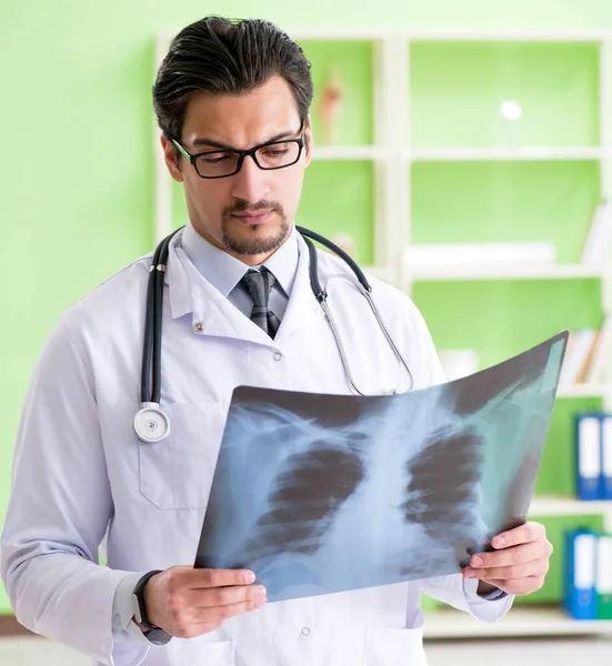 Доктор рентгенолог смотрит на рентген в больнице — стоковое фото