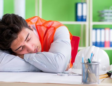 Adam mimar proje üzerinde çalışıyor.