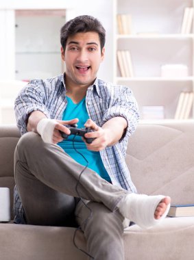 Evde yaralı genç bir öğrenci var.