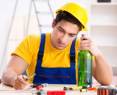 Atölyede çalışan sarhoş mühendis.