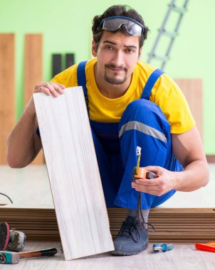 Profesyonel müteahhit evde döşeme döşemesi yapıyor.