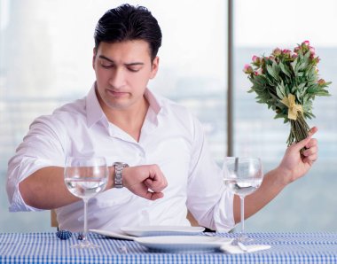 Yakışıklı, yalnız bir adam. RestarAunt 'da randevuda.