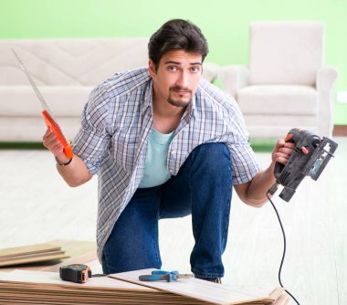 Evdeki döşemeleri döşeyen adam