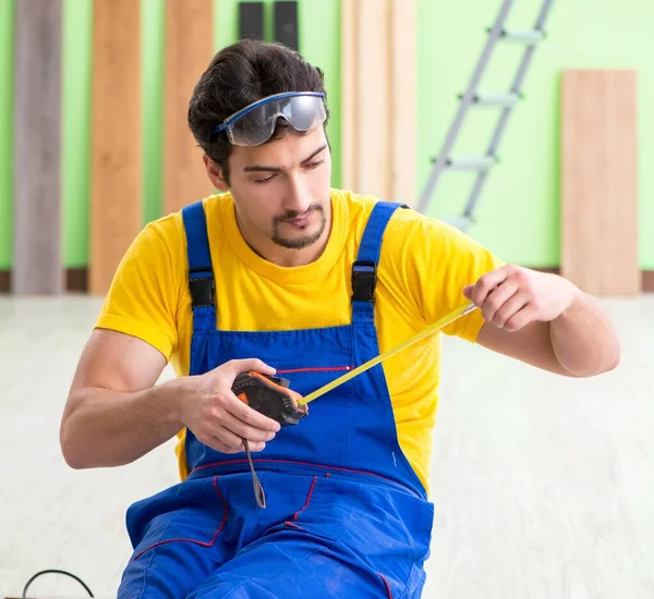 Professionele aannemer legt vloeren thuis — Stockfoto