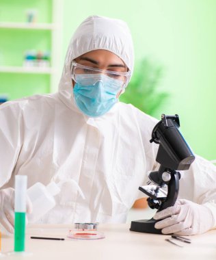 Laboratuvarda yeni bir deney üzerinde çalışan kimyager.