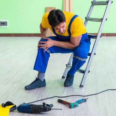 İş yerinde yaralı bir işçi var.