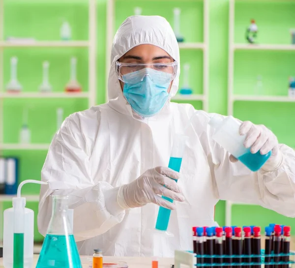 Químico trabajando en el laboratorio en un nuevo experimento —  Fotos de Stock