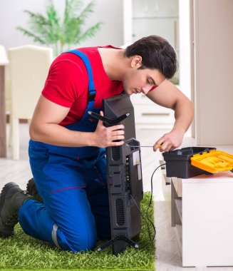 Profesyonel tamir mühendisi bozuk televizyonu tamir ediyor.