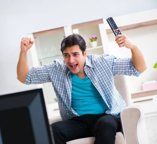 Homme regardant la télévision à la maison — Photo