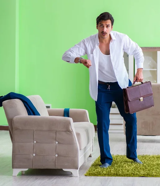 Homem vestir-se e tarde para o trabalho — Fotografia de Stock