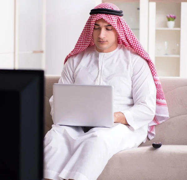 Araber vor dem Fernseher zu Hause — Stockfoto